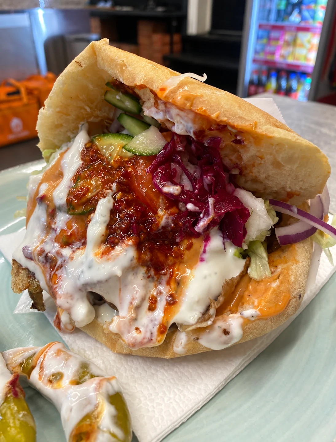 Drehspieß-Tasche mit Salat und Sauce bei Mega Grill