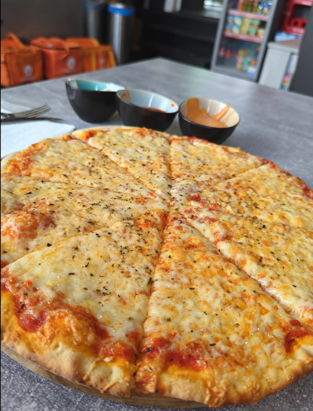 Pizza mit geschmolzenem Käse im Restaurant