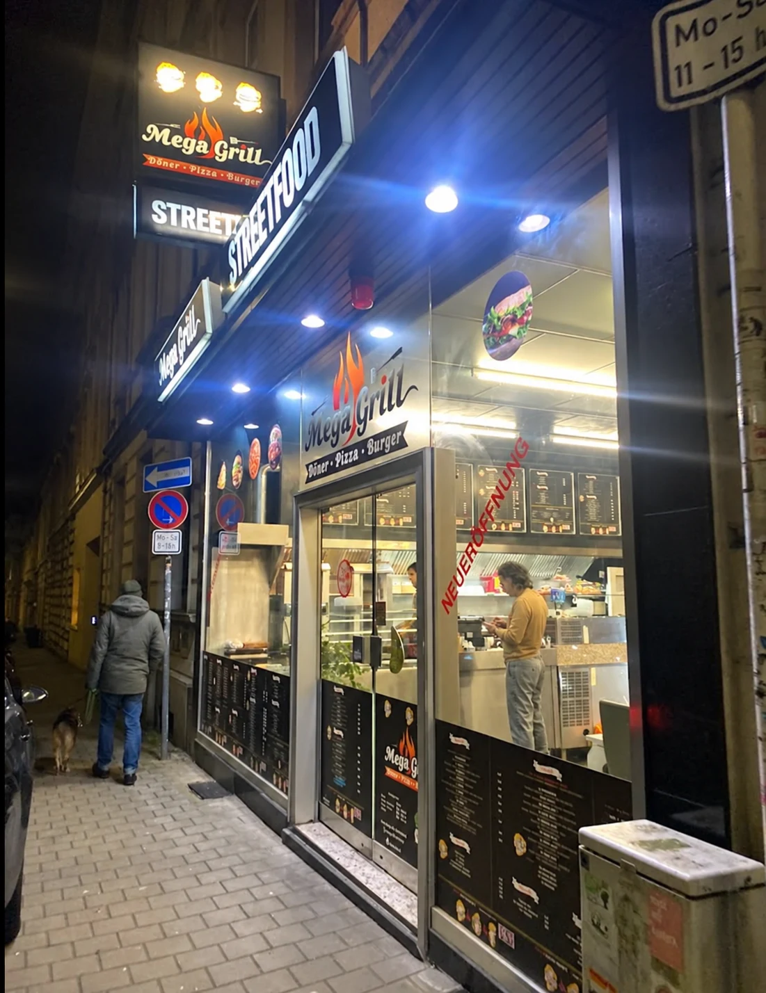 Eingang von Mega Grill Streetfood an der Wiesenstraße bei Nacht