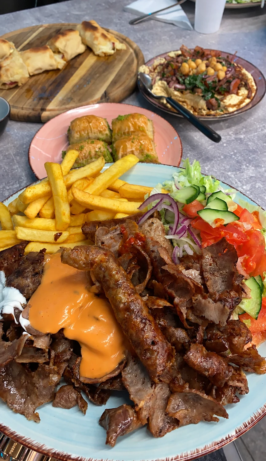Drehspießteller mit Pommes und Salat